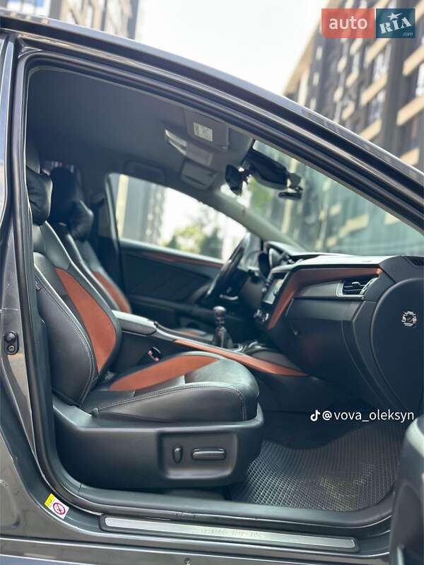 Универсал Toyota Avensis 2016 в Ивано-Франковске