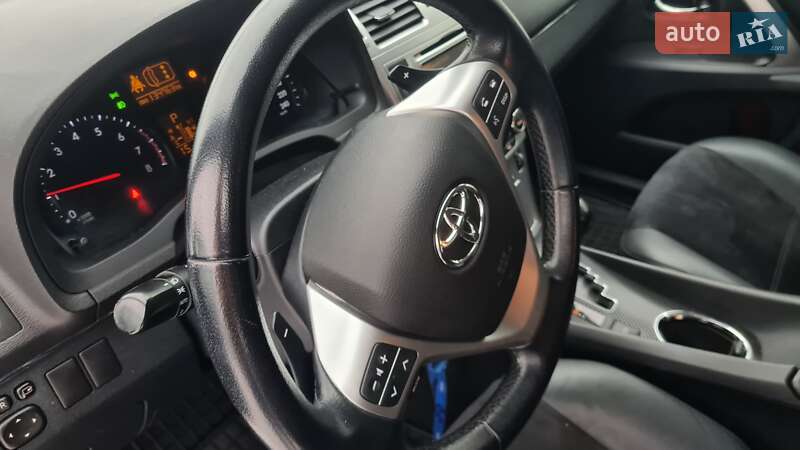 Седан Toyota Avensis 2012 в Львове