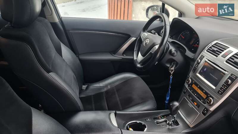 Седан Toyota Avensis 2012 в Львове