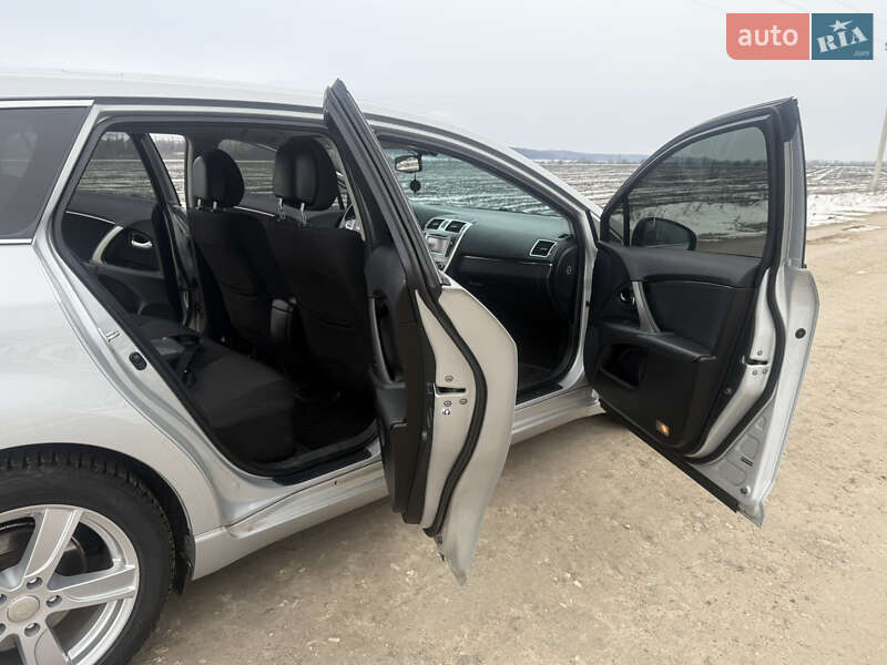 Универсал Toyota Avensis 2014 в Хмельницком