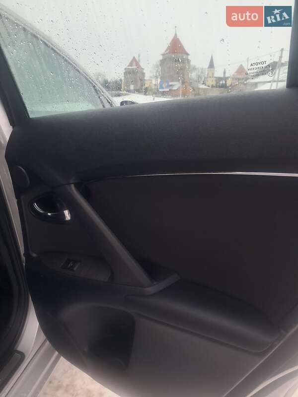 Седан Toyota Avensis 2009 в Тернополе