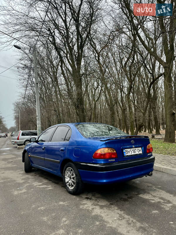 Седан Toyota Avensis 1998 в Одессе