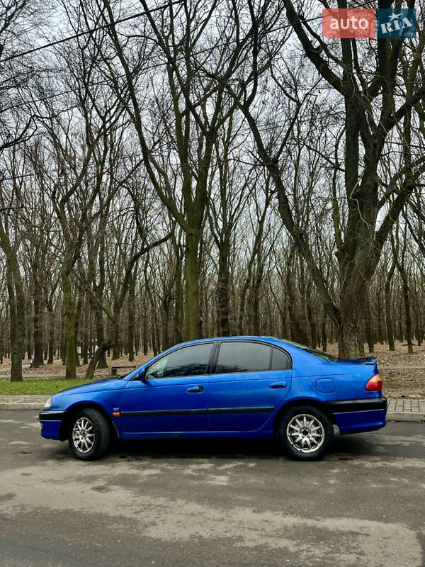 Седан Toyota Avensis 1998 в Одессе