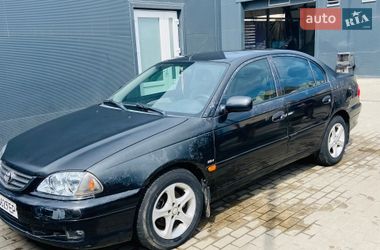 Седан Toyota Avensis 2000 в Авангарде