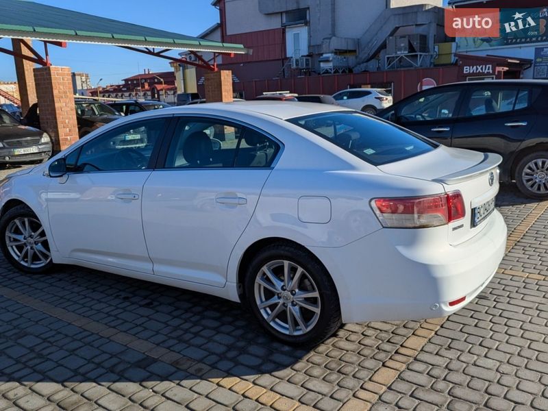 Седан Toyota Avensis 2010 в Львове