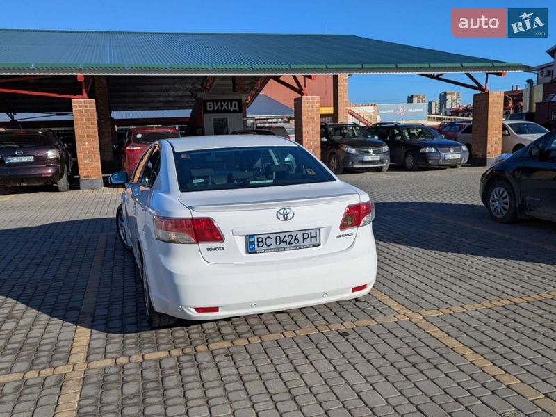 Седан Toyota Avensis 2010 в Львове