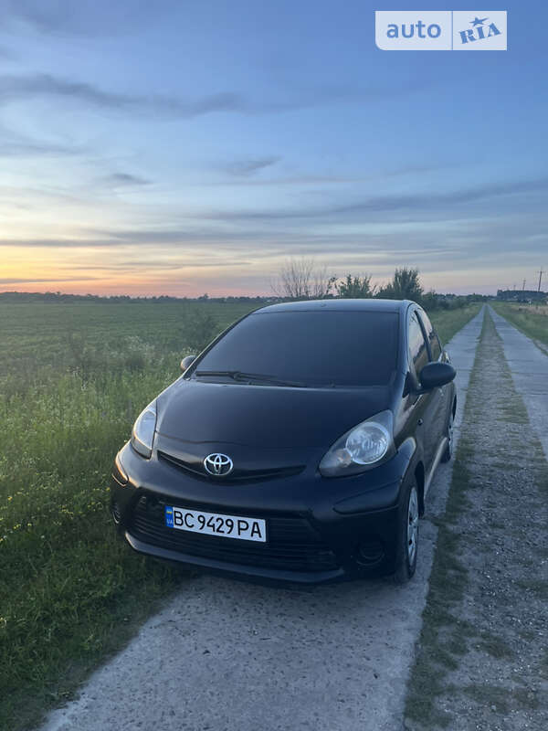 Хетчбек Toyota Aygo 2012 в Городку