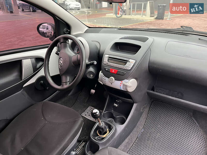 Хетчбек Toyota Aygo 2012 в Сарнах