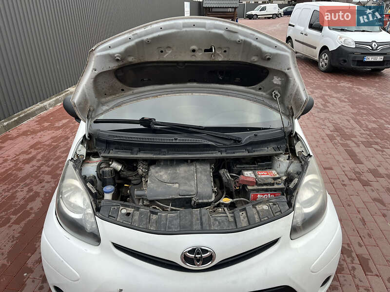 Хетчбек Toyota Aygo 2012 в Сарнах