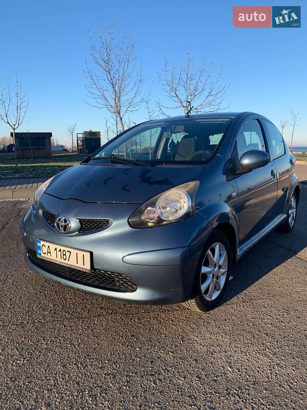 Хэтчбек Toyota Aygo 2008 в 