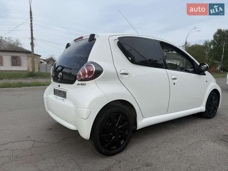 Хэтчбек Toyota Aygo 2013 в Прилуках