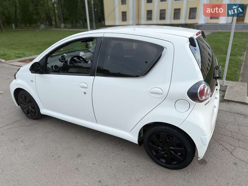 Хэтчбек Toyota Aygo 2013 в Прилуках