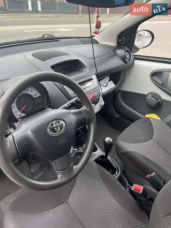 Хэтчбек Toyota Aygo 2011 в Коростышеве