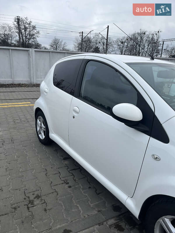 Хэтчбек Toyota Aygo 2011 в Коростышеве