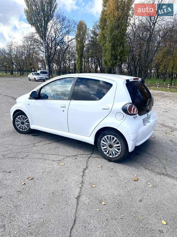 Хетчбек Toyota Aygo 2011 в Дніпрі