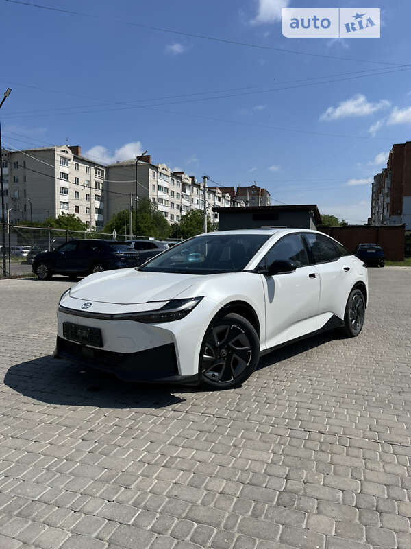 Седан Toyota bZ3 2023 в Одессе