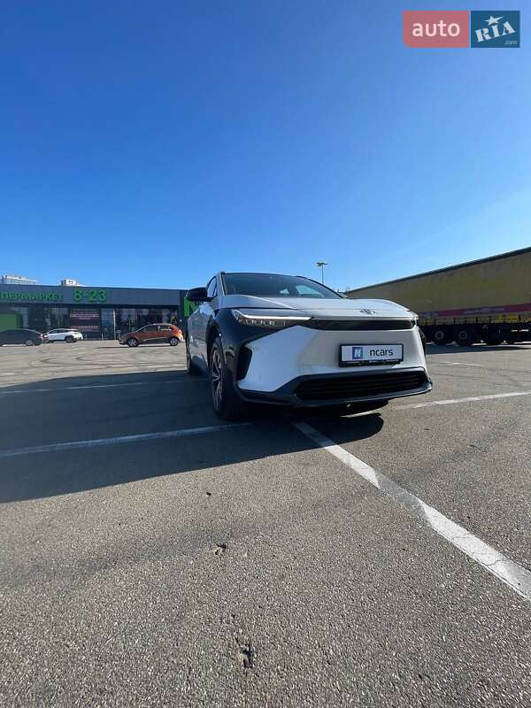 Внедорожник / Кроссовер Toyota bZ4X 2023 в 