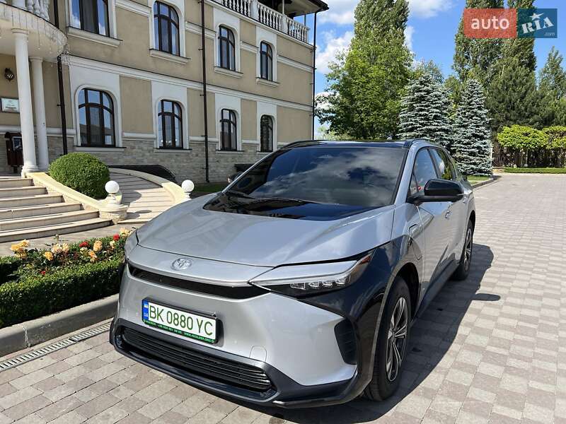 Внедорожник / Кроссовер Toyota bZ4X 2022 в Сарнах
