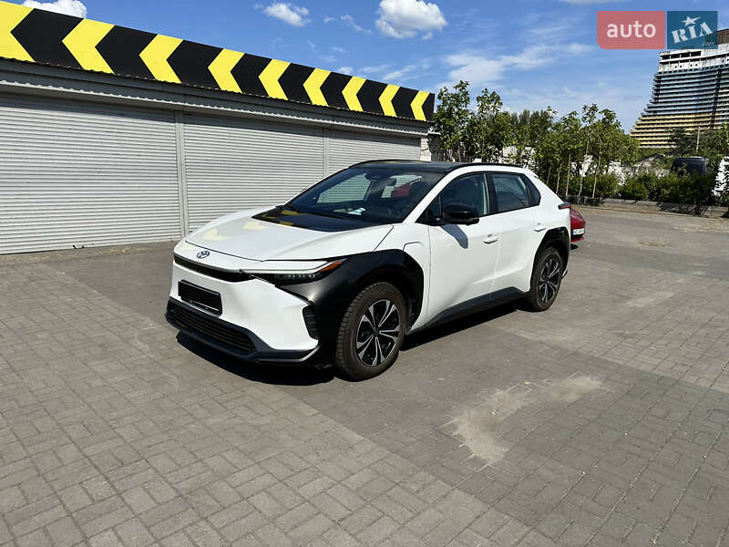 Внедорожник / Кроссовер Toyota bZ4X 2023 в 