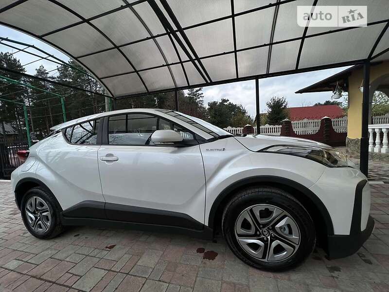 Внедорожник / Кроссовер Toyota C-HR EV 2022 в Новояворовске