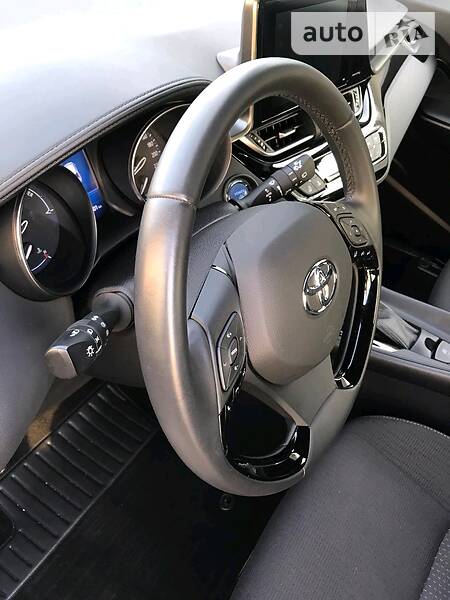 Внедорожник / Кроссовер Toyota C-HR 2018 в Киеве