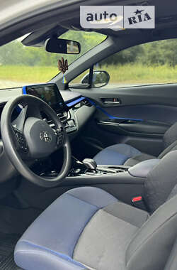 Внедорожник / Кроссовер Toyota C-HR 2021 в 