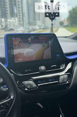 Внедорожник / Кроссовер Toyota C-HR 2021 в 