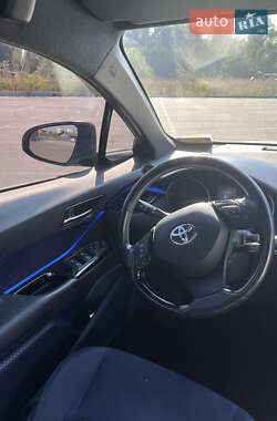 Внедорожник / Кроссовер Toyota C-HR 2016 в 