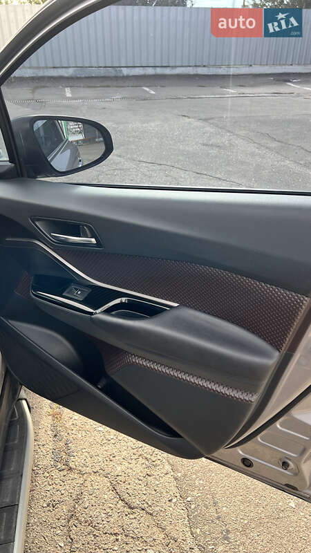 Позашляховик / Кросовер Toyota C-HR 2016 в Миколаєві