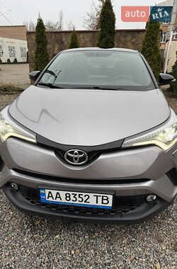 Внедорожник / Кроссовер Toyota C-HR 2017 в 