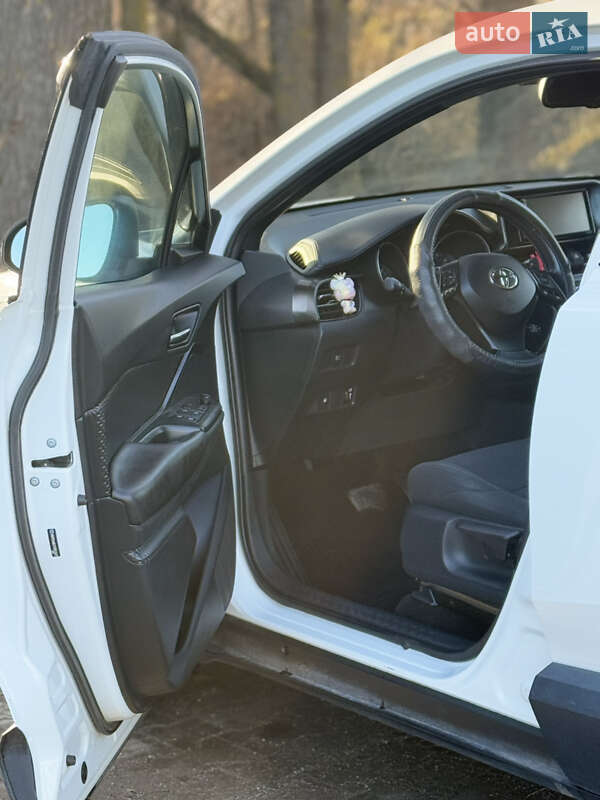 Позашляховик / Кросовер Toyota C-HR 2017 в Хмельницькому