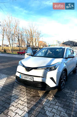 Внедорожник / Кроссовер Toyota C-HR 2017 в 
