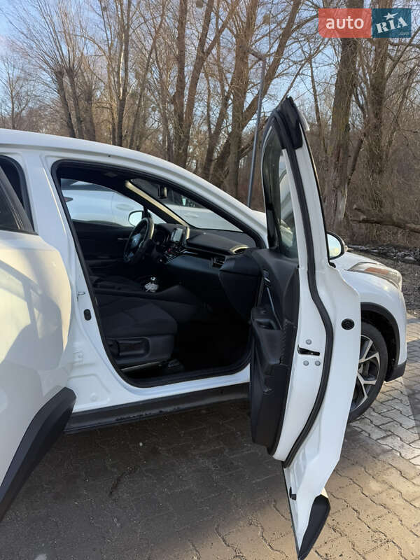 Позашляховик / Кросовер Toyota C-HR 2017 в Хмельницькому