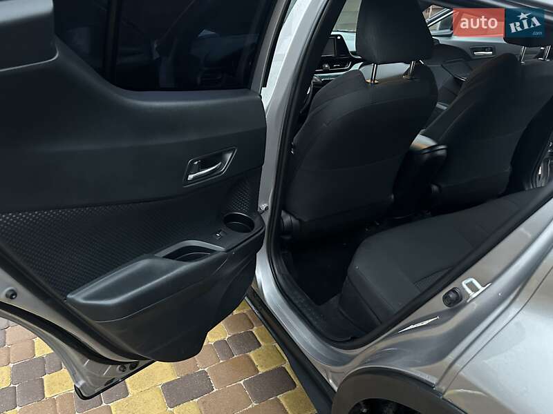 Позашляховик / Кросовер Toyota C-HR 2017 в Києві