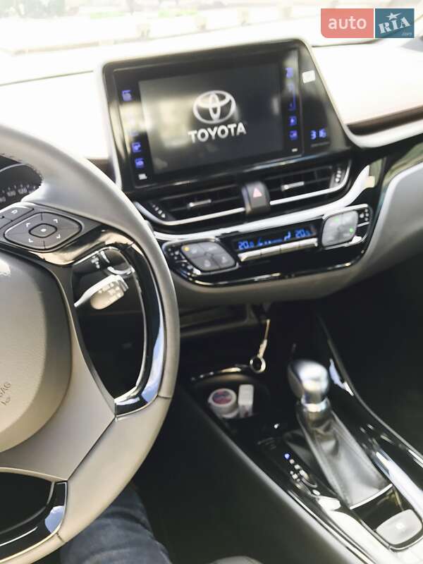 Внедорожник / Кроссовер Toyota C-HR 2017 в Запорожье