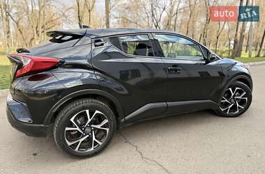 Внедорожник / Кроссовер Toyota C-HR 2018 в 