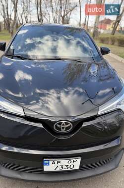 Внедорожник / Кроссовер Toyota C-HR 2018 в 