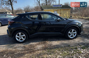 Внедорожник / Кроссовер Toyota C-HR 2017 в 