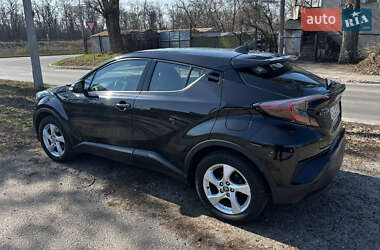 Внедорожник / Кроссовер Toyota C-HR 2017 в 