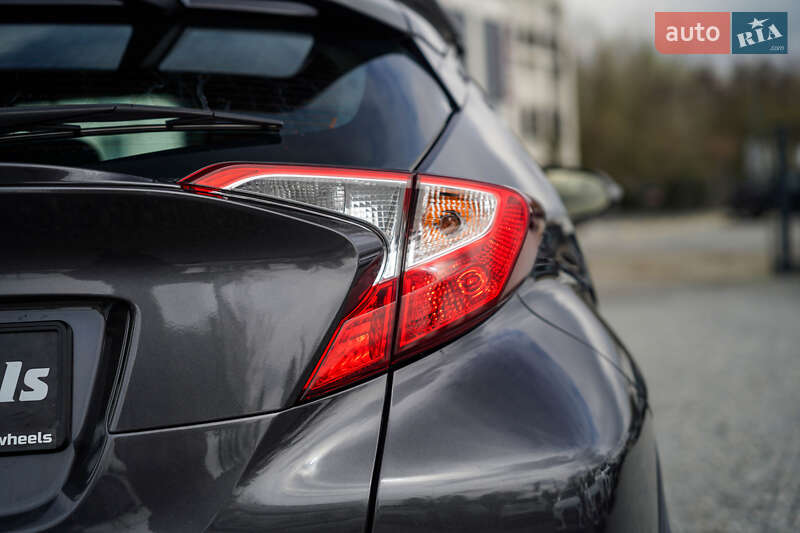 Внедорожник / Кроссовер Toyota C-HR 2019 в Черновцах