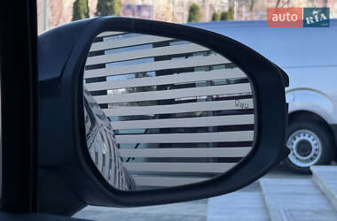 Внедорожник / Кроссовер Toyota C-HR 2023 в 