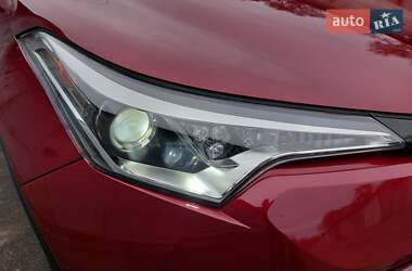 Внедорожник / Кроссовер Toyota C-HR 2018 в 
