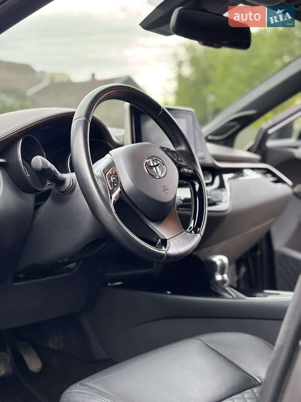 Внедорожник / Кроссовер Toyota C-HR 2016 в Черновцах