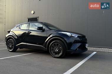 Внедорожник / Кроссовер Toyota C-HR 2017 в 