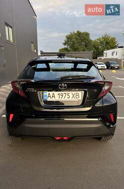 Внедорожник / Кроссовер Toyota C-HR 2017 в 