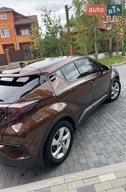 Позашляховик / Кросовер Toyota C-HR 2017 в 