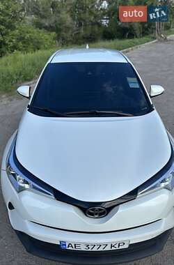 Внедорожник / Кроссовер Toyota C-HR 2017 в 