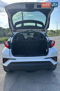 Внедорожник / Кроссовер Toyota C-HR 2017 в 