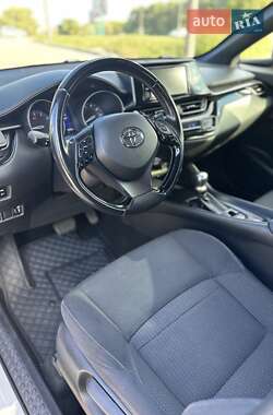 Внедорожник / Кроссовер Toyota C-HR 2017 в 