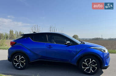 Внедорожник / Кроссовер Toyota C-HR 2017 в 